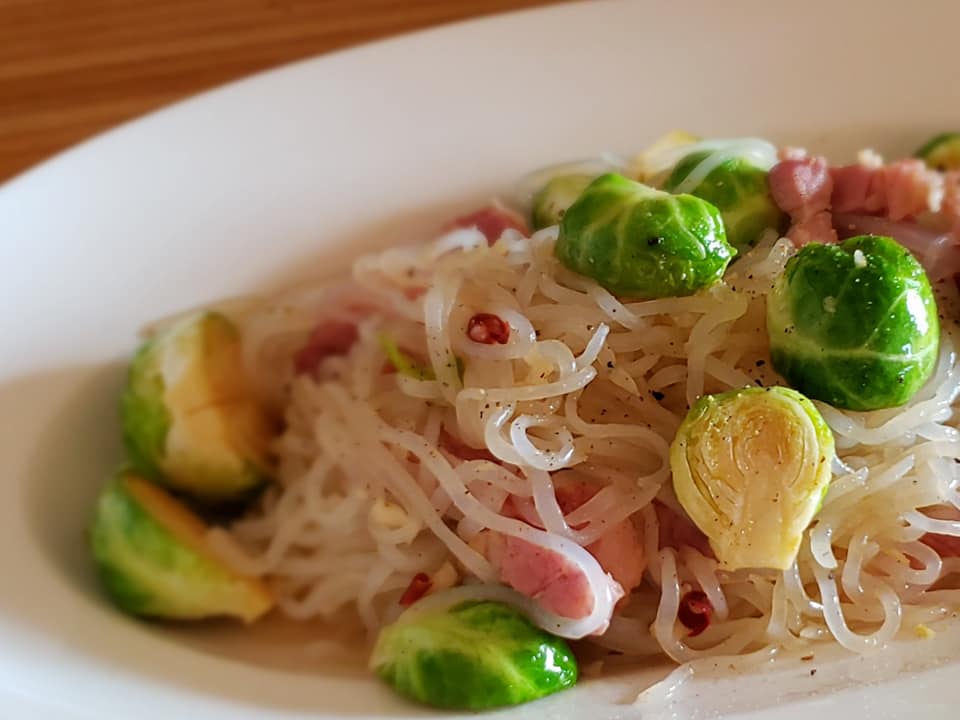 芽キャベツとベーコンの白滝パスタ～geefeeレシピ～