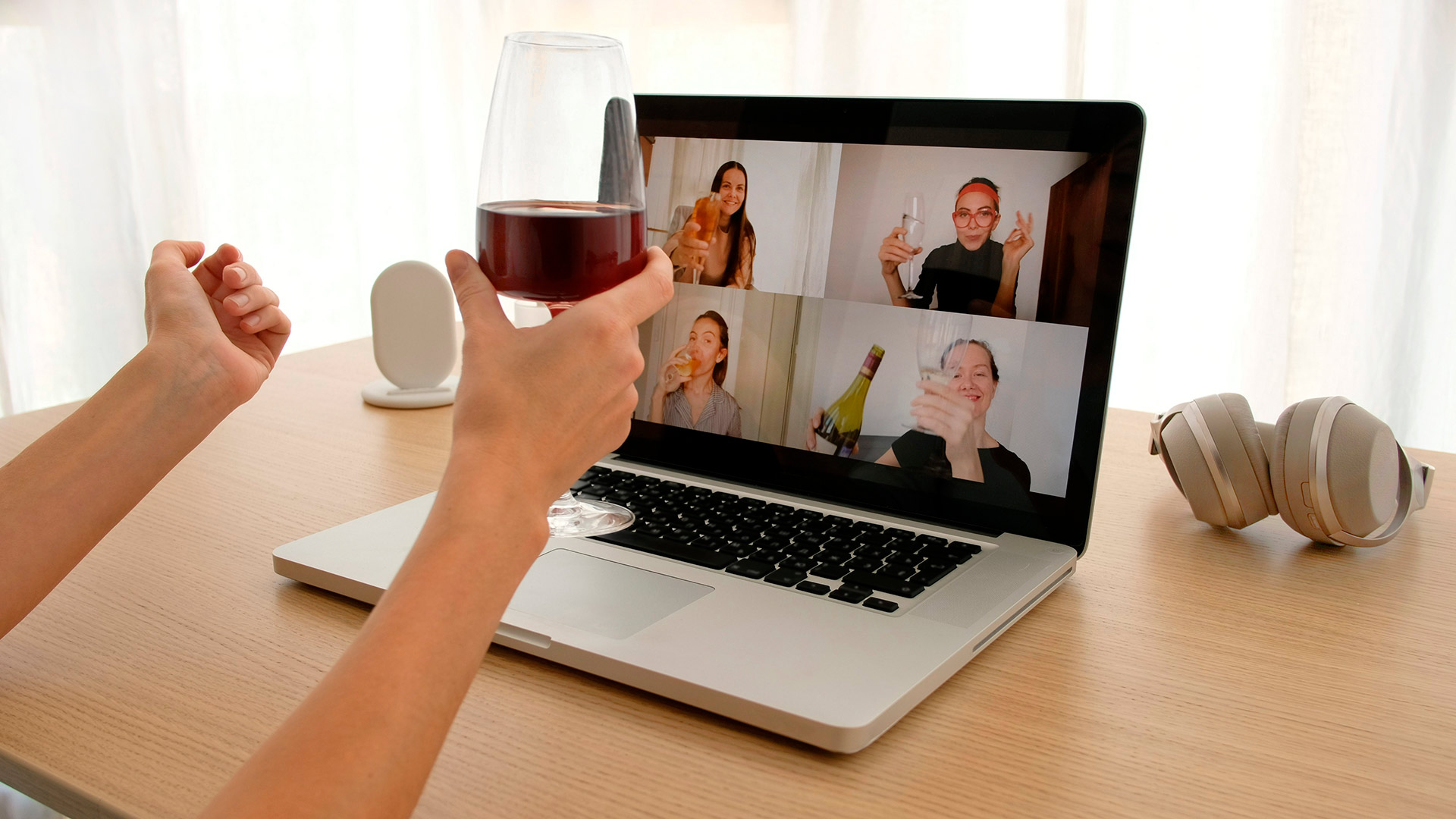 宅飲み、オンライン飲み会。気が付いたらアルコールに依存していませんか？