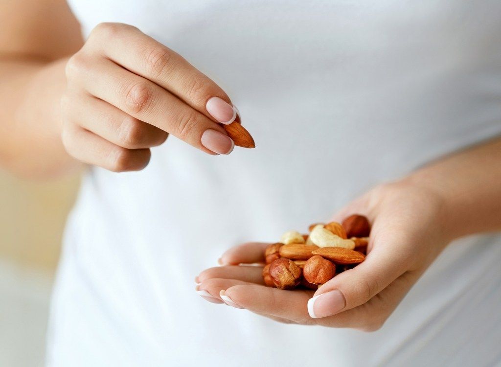 最近、つまみ食いをし過ぎていませんか？間食が体に与える影響と対策